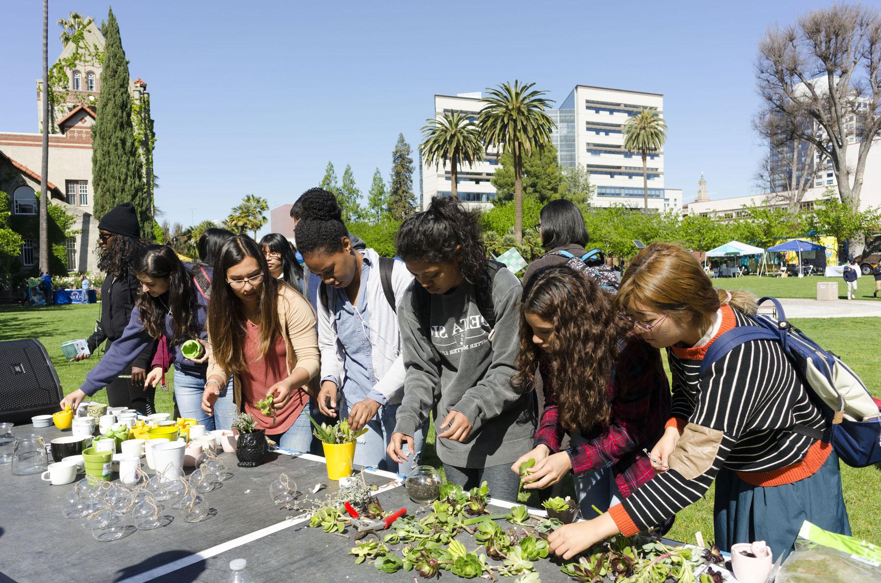 Students participating in 十大菠菜软件's Earth Day.