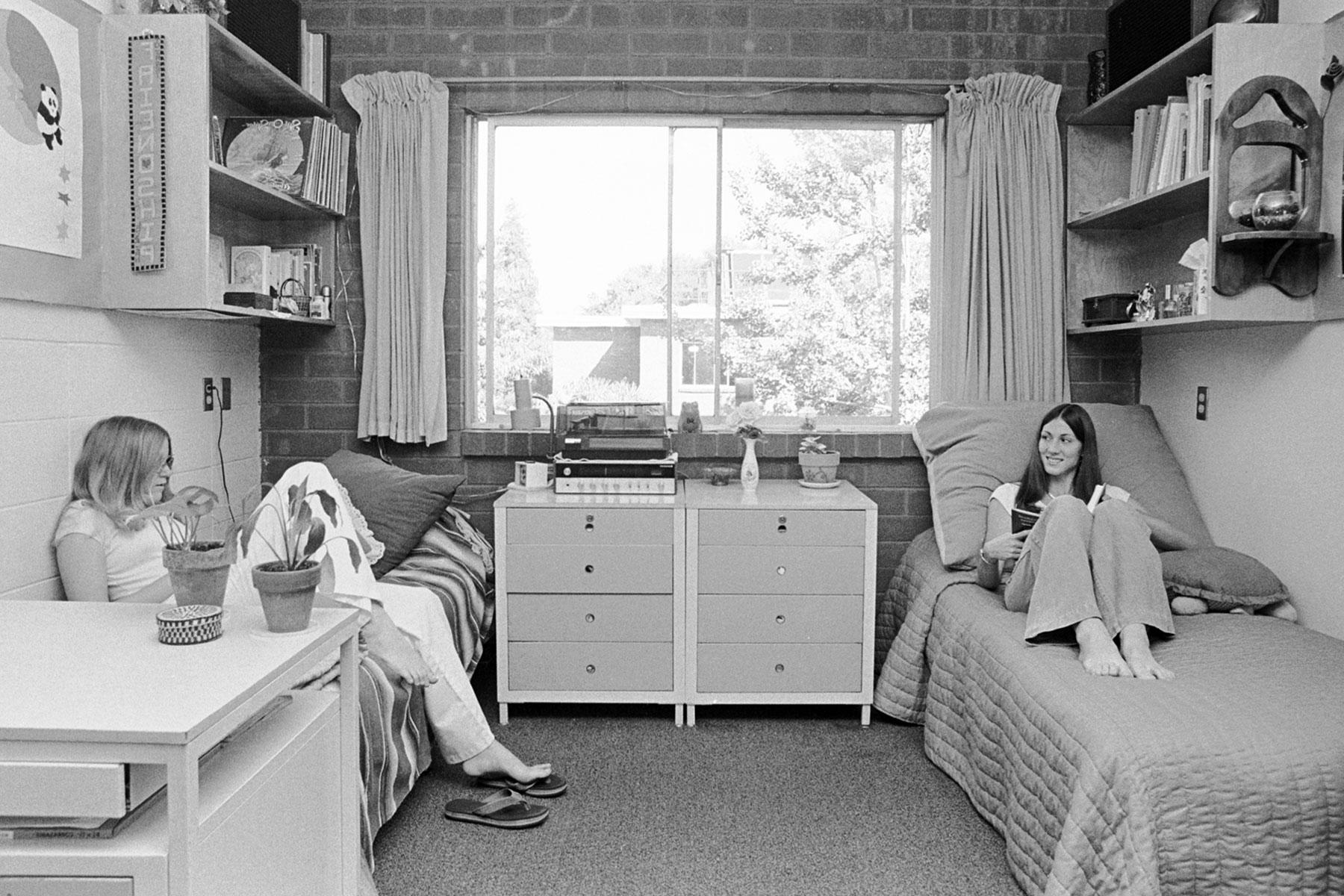 十大菠菜软件 students at Washburn Hall in the 1970s.
