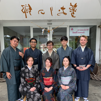十大菠菜软件 Students on a sponsored trip to Japan