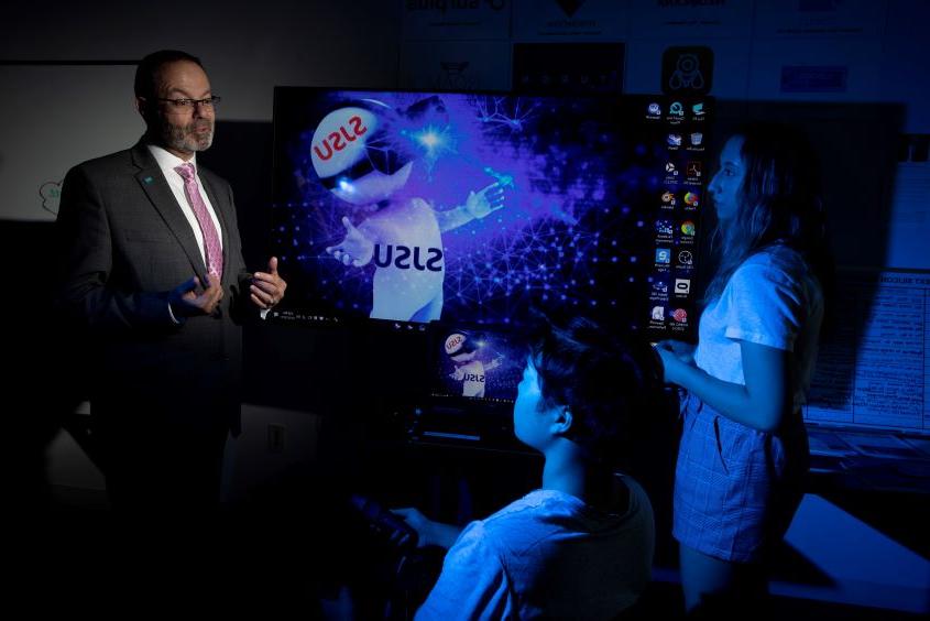 Students demonstrate the VR technology to the President for Research and Innovation at the IDEA lab at 十大菠菜软件.