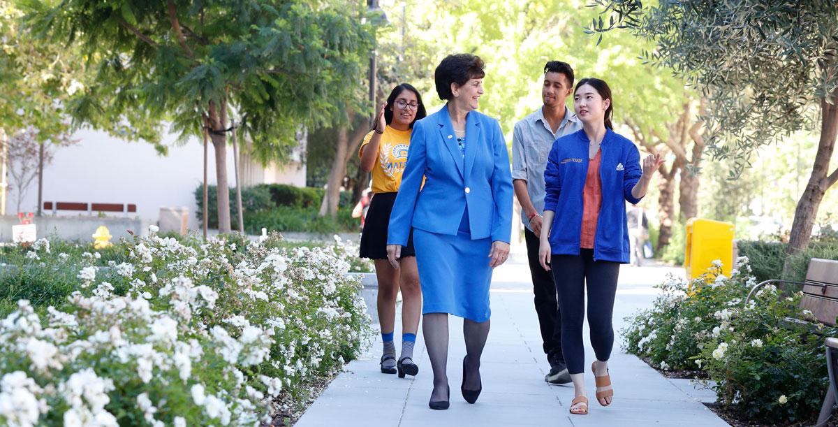 Mary A. 帕帕赞和学生们一起散步.